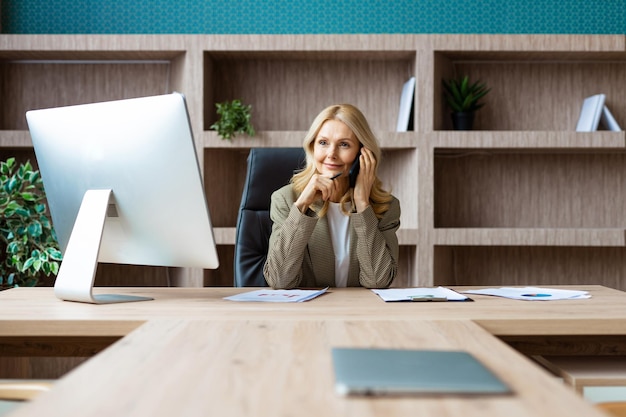 Jonge vrouw met laptop op tafel