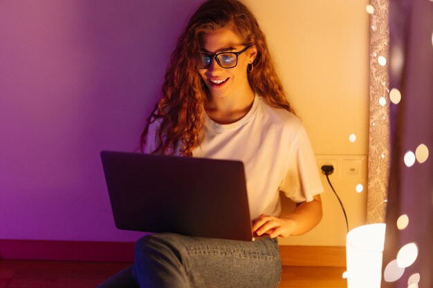 Jonge vrouw met laptop Sociaal netwerk technologie concept Technologie Freelance online cursus