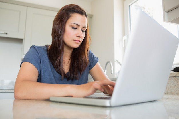 Jonge vrouw met laptop