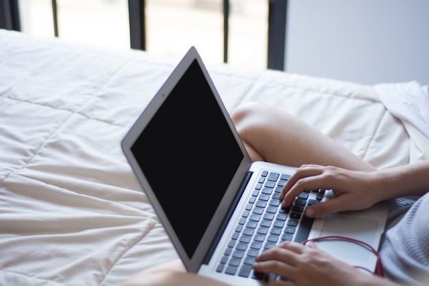 Jonge vrouw met laptop