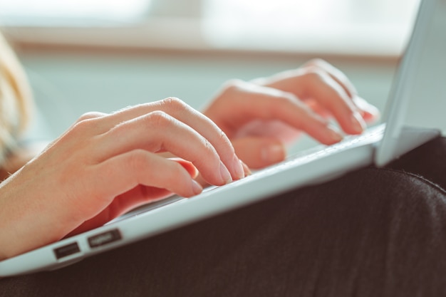 Jonge vrouw met laptop