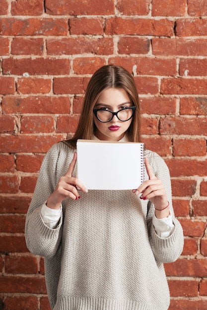 Jonge vrouw met leeg notitieboekje