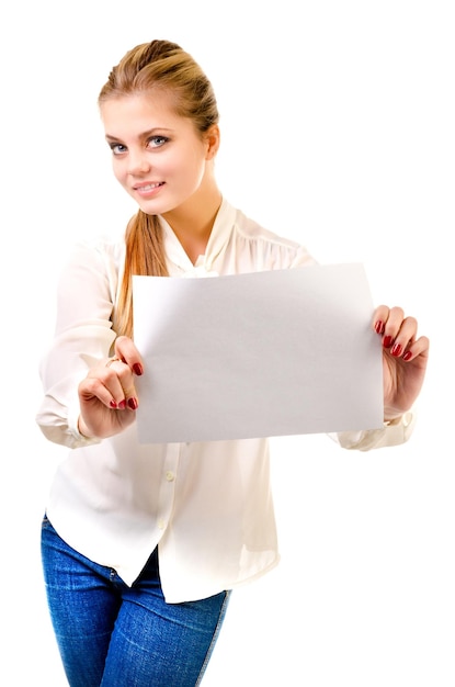 Foto jonge vrouw met leeg vel papier