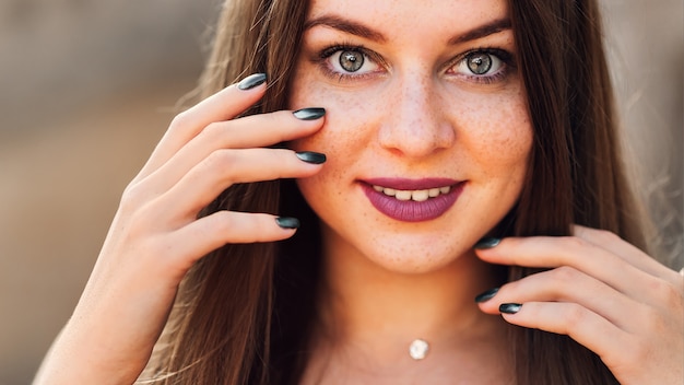 Jonge vrouw met lichte make-up en sproeten