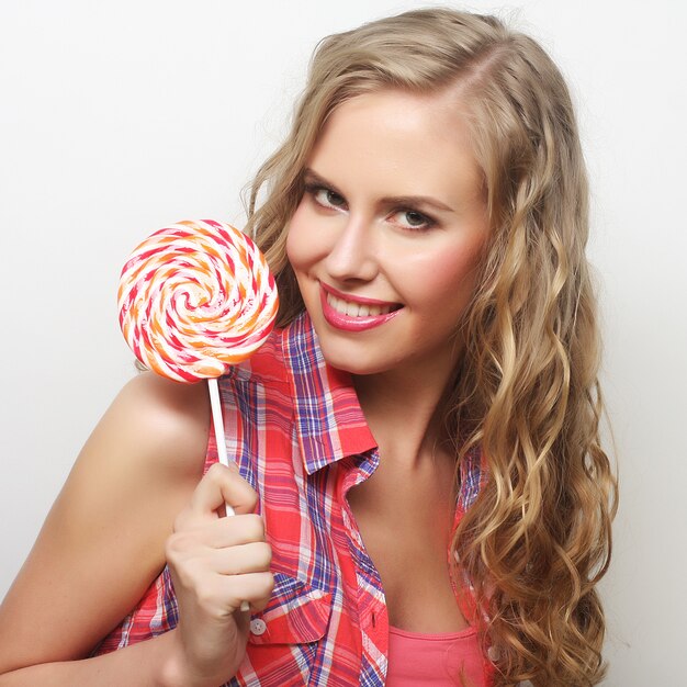 Jonge vrouw met lolly