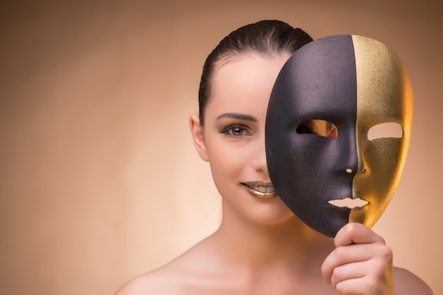 Jonge vrouw met masker in Carnaval-concept