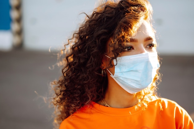 Jonge vrouw met medisch gezichtsmasker