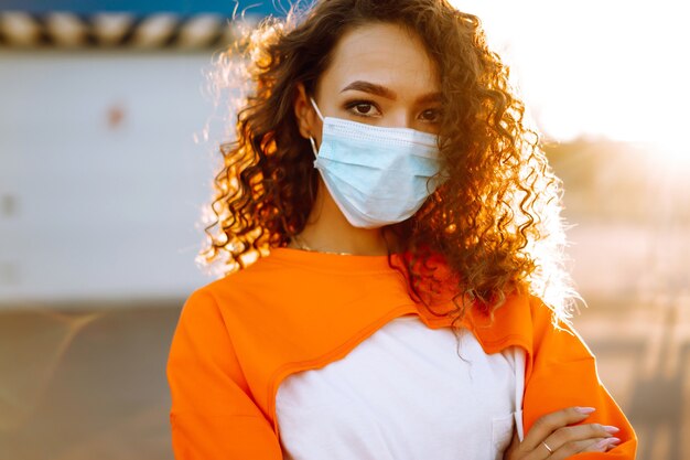 Jonge vrouw met medisch gezichtsmasker