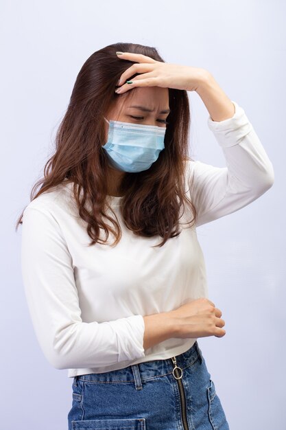 Jonge vrouw met medisch masker paniek over coronavirus. Concept van coronavirus en grieppaniek.