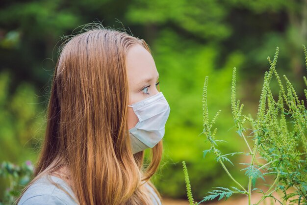 Jonge vrouw met medisch masker vanwege een allergie voor ambrosia
