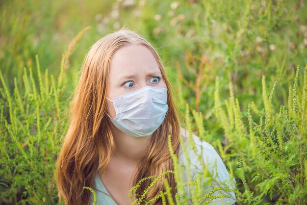 Jonge vrouw met medisch masker vanwege een allergie voor ambrosia