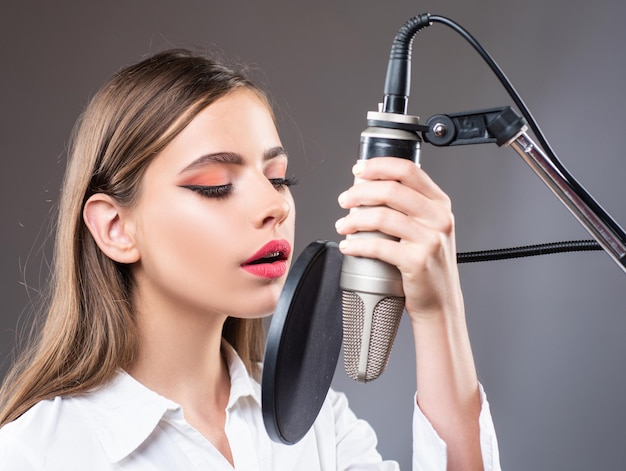 Jonge vrouw met microfoon zingen lied muzikant in muziekzaal grappige tiener zingen in karaoke