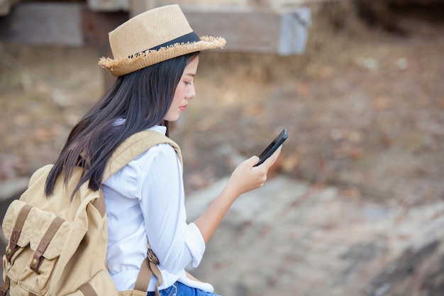 Jonge vrouw met mobiele telefoon buiten