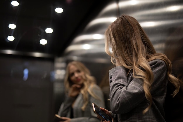 Foto jonge vrouw met mobiele telefoon in een café