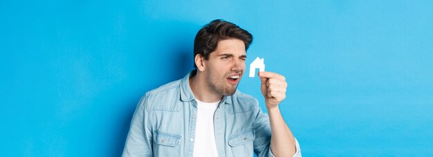 Foto jonge vrouw met mobiele telefoon op blauwe achtergrond