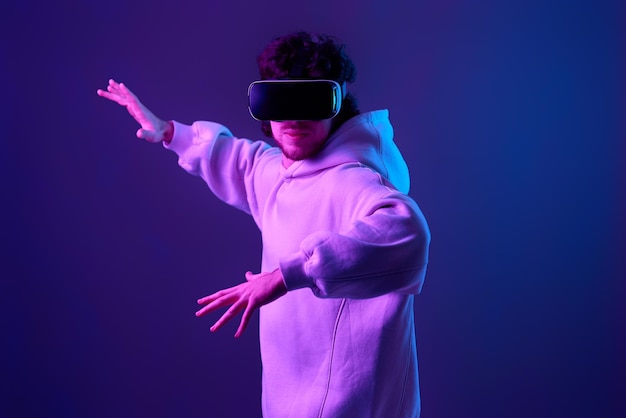 Jonge vrouw met mobiele telefoon op blauwe achtergrond