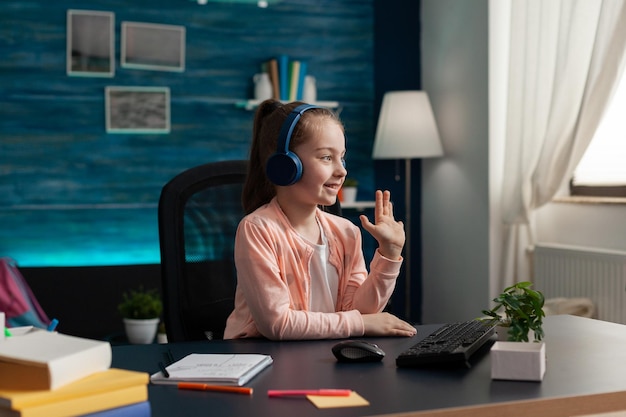 Foto jonge vrouw met mobiele telefoon terwijl ze in een café zit