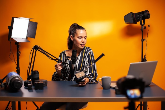 Foto jonge vrouw met mobiele telefoon terwijl ze op tafel zit