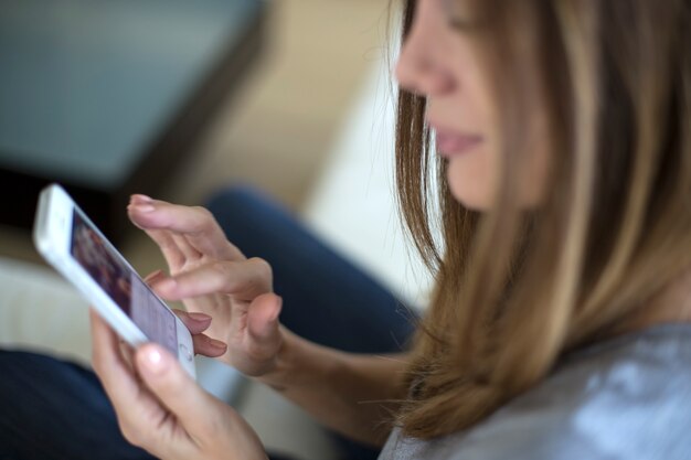 Jonge vrouw met mobiele telefoon