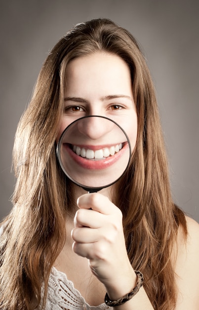 jonge vrouw met mond door vergrootglas