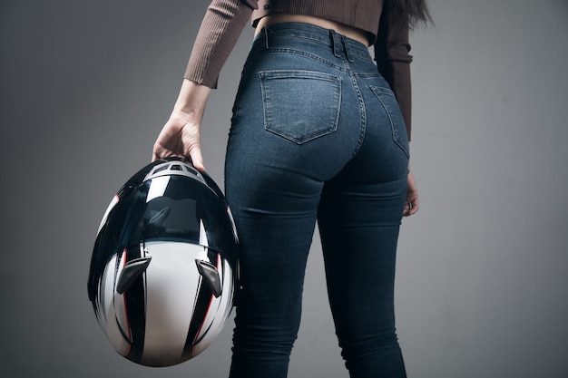 Jonge vrouw met motorhelm