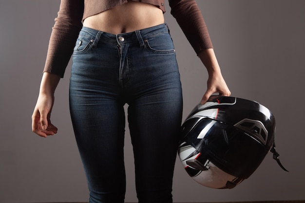 Jonge vrouw met motorhelm