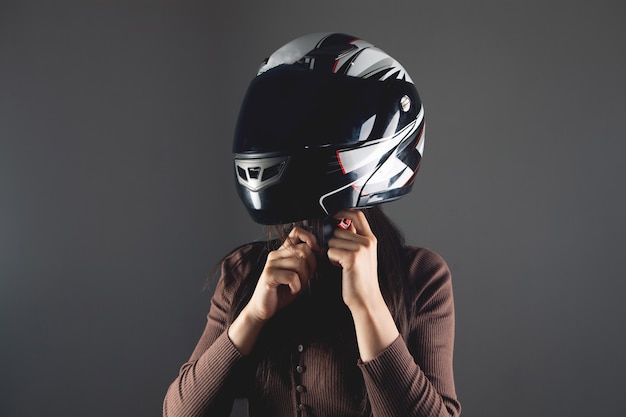 Jonge vrouw met motorhelm