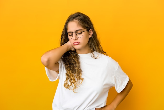 Jonge vrouw met nekpijn als gevolg van stress, masseren en aanraken met de hand