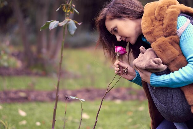 Foto jonge vrouw met opgeheven armen die op het veld staat