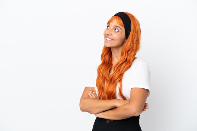 Jonge vrouw met oranje haar geïsoleerd op een witte achtergrond gelukkig en lachend