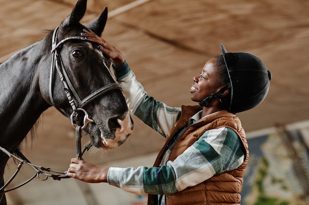 Jonge vrouw met paard metgezel zijaanzicht