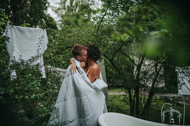 Jonge vrouw met paraplu bij planten.