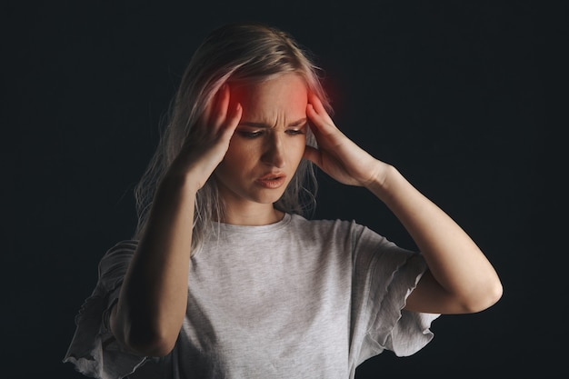 Jonge vrouw met pijn. Hoofdpijn en migraine concept.