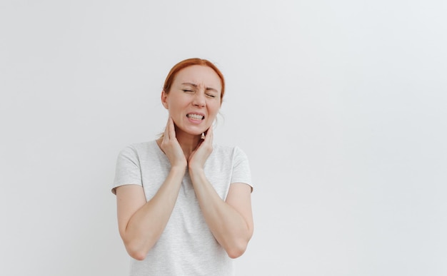 Jonge vrouw met pijn in het hoofd Keelpijn Tandpijn Hoofdpijn migraine Witte achtergrond