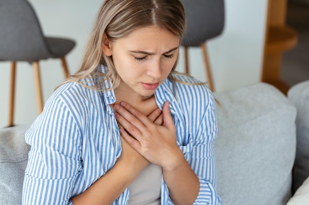 Jonge vrouw met pijn op de borst Acute pijn mogelijke hartaanval Effect van stress en ongezond levensstijlconcept