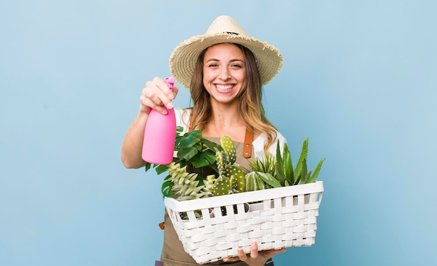 Jonge vrouw met planten tuinieren