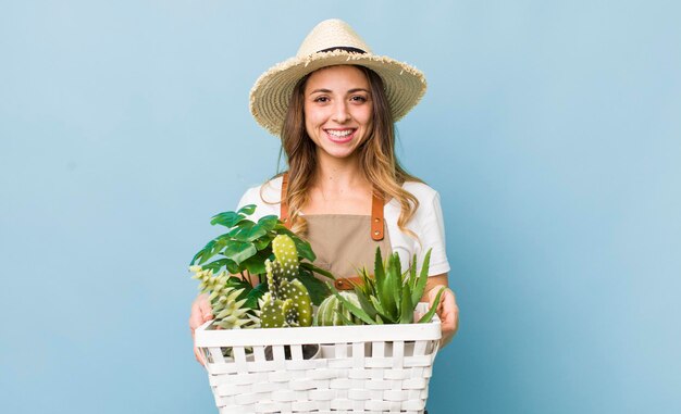 Jonge vrouw met planten tuinieren