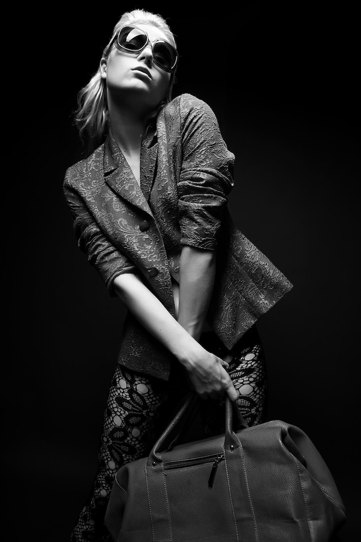 Foto jonge vrouw met rode tas