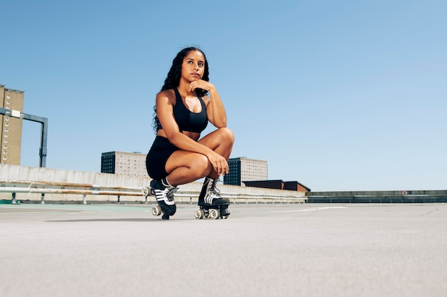 Foto jonge vrouw met rolschaatsen, stedelijke achtergrond