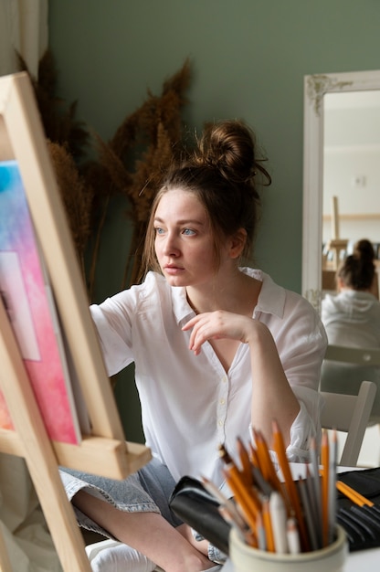 Jonge vrouw met rommelig knotkapsel