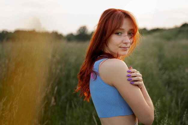 Foto jonge vrouw met rood haar glimlachen