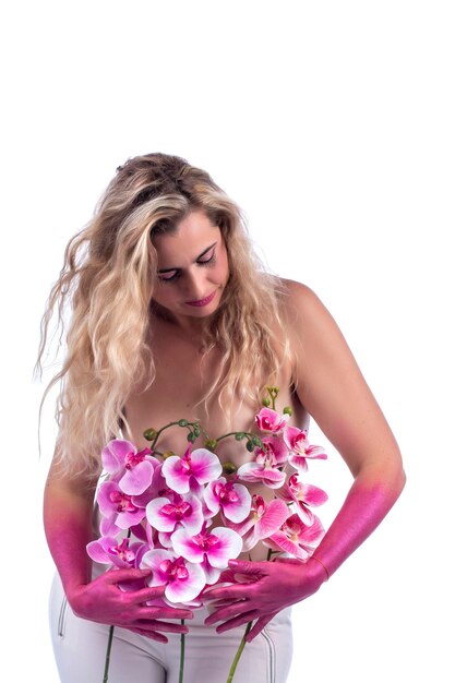 Jonge vrouw met roze handen en bloemen over een wit.