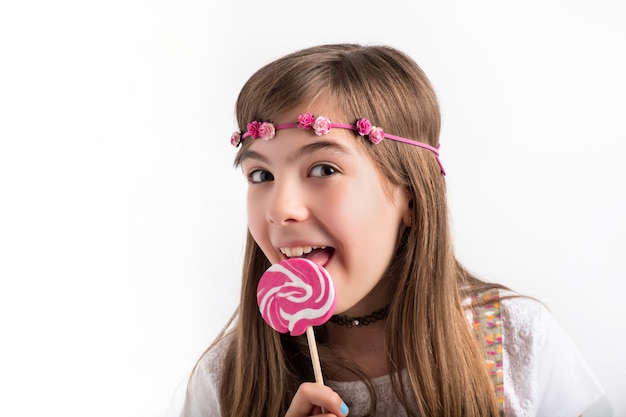 Foto jonge vrouw met roze lolly