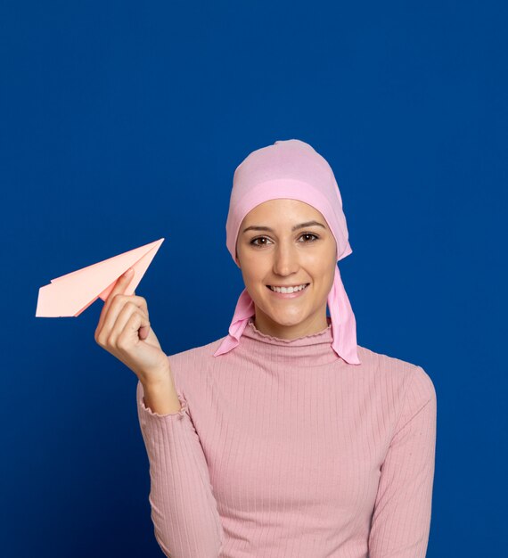 Jonge vrouw met roze sjaal op het hoofd