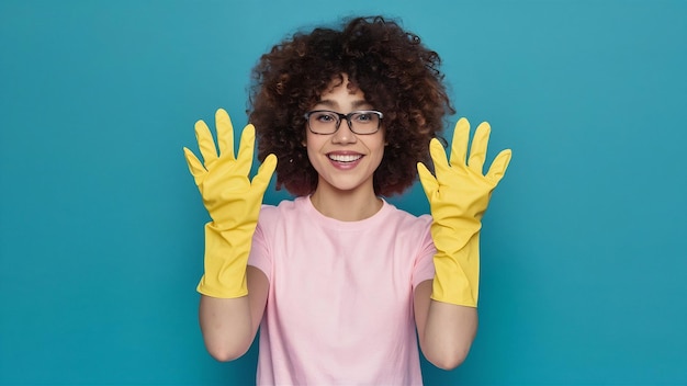 Foto jonge vrouw met rubberen handschoenen klaar om te schoon te maken
