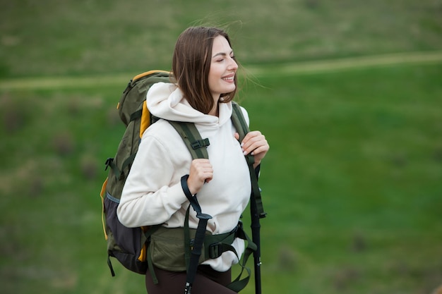 Jonge vrouw met rugzak wandelen in de bergen Wandelconcept Trekking kliffen Reizen reiziger