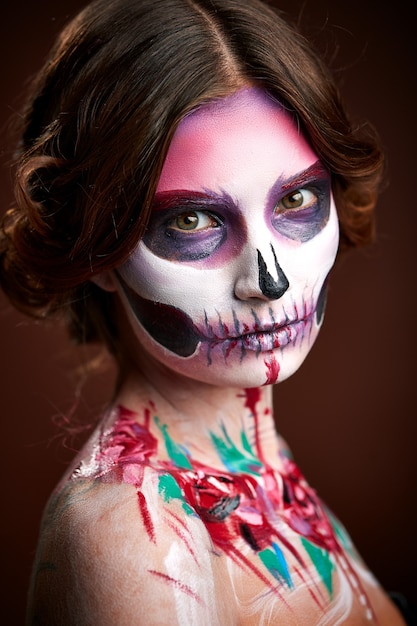 jonge vrouw met schedel make-up