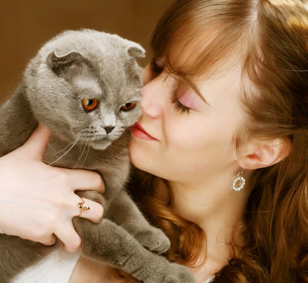 Jonge vrouw met scottish-fold kat