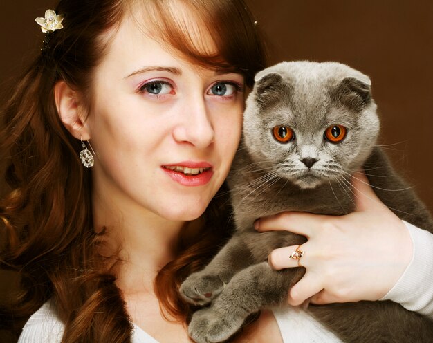 Jonge vrouw met scottish-fold kat