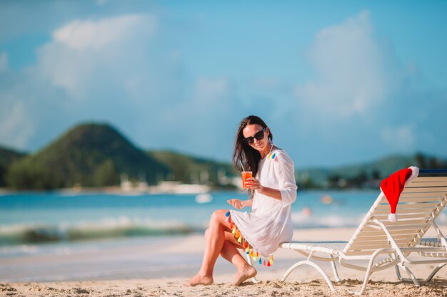 Jonge vrouw met smakelijke cocktail op zomervakantie